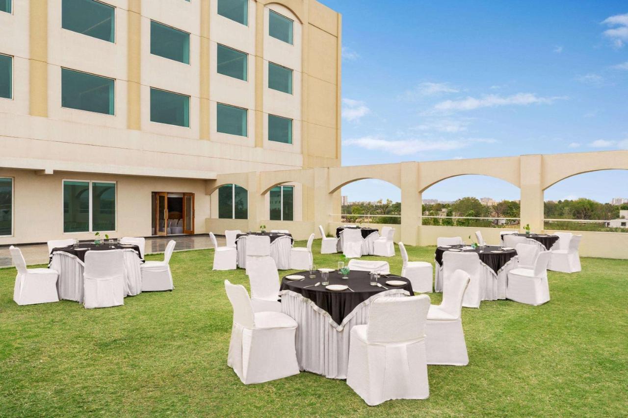 Ramada By Wyndham Jaipur Jaisinghpura Otel Dış mekan fotoğraf